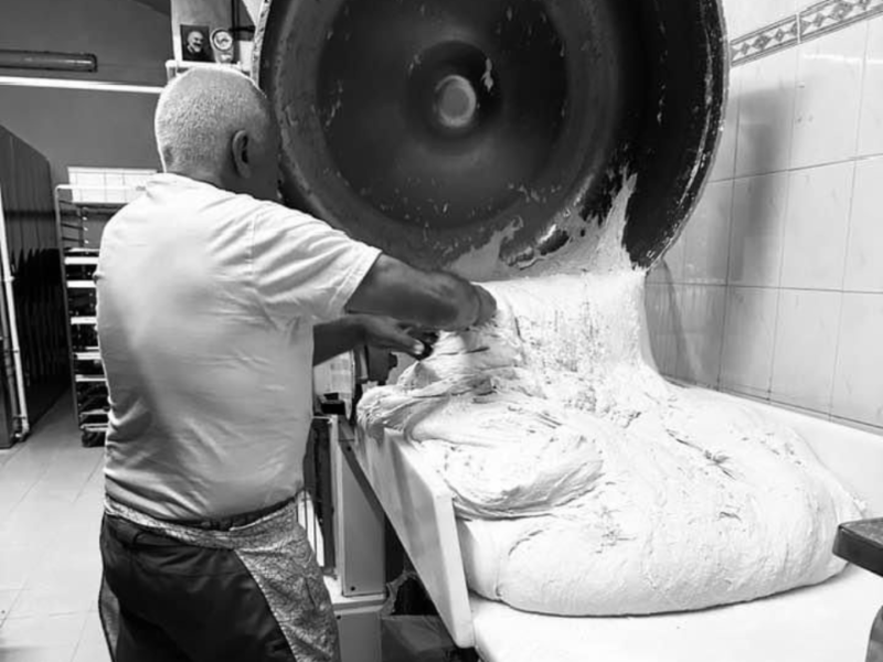 Il maestro fornaio Giovanni della Casa del Pane di Stigliano al lavoro mentre lavora artigianalmente l'impasto – Borgo Calvera