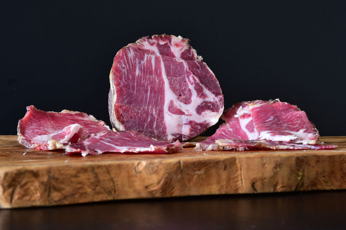 Dettaglio delle fette di capocollo artigianale di suino al pascolo Don Francesco – Borgo Calvera