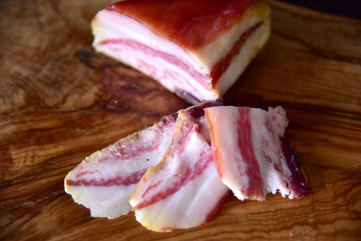 Dettaglio della venatura magra e del grasso pregiato del guanciale di suino da pascolo Don Francesco – Borgo Calvera