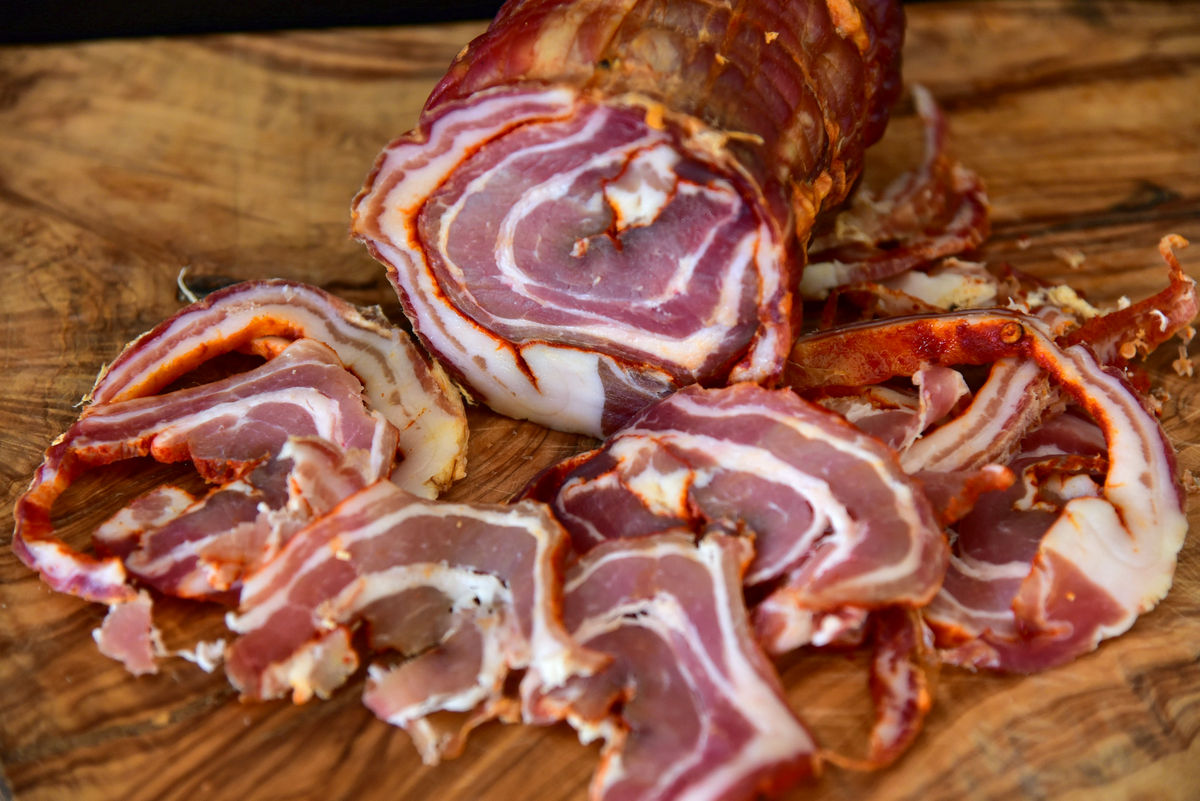 Dettaglio della spirale di magro e grasso nobile della pancetta arrotolata con Peperone di Senise IGP Don Francesco – Borgo Calvera