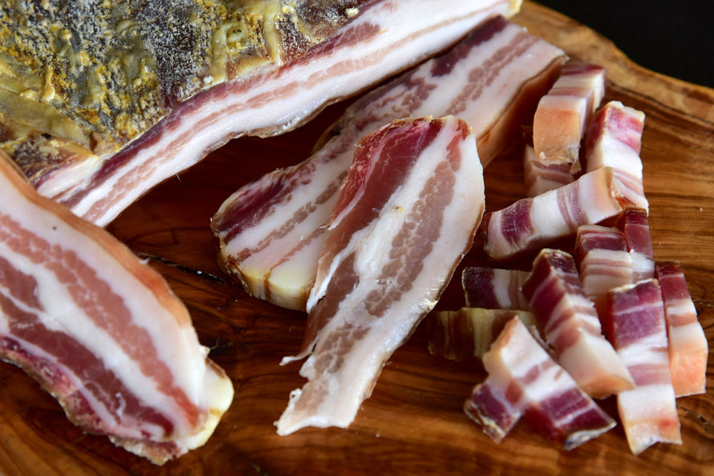 Dettaglio degli strati di magro e grasso nobile setoso della pancetta di suino nero lucano Don Francesco – Borgo Calvera