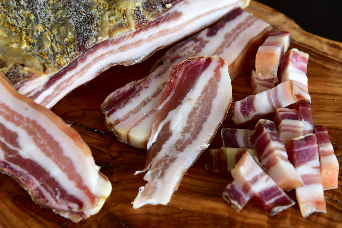 Dettaglio degli strati di magro e grasso nobile setoso della pancetta di suino nero lucano Don Francesco – Borgo Calvera