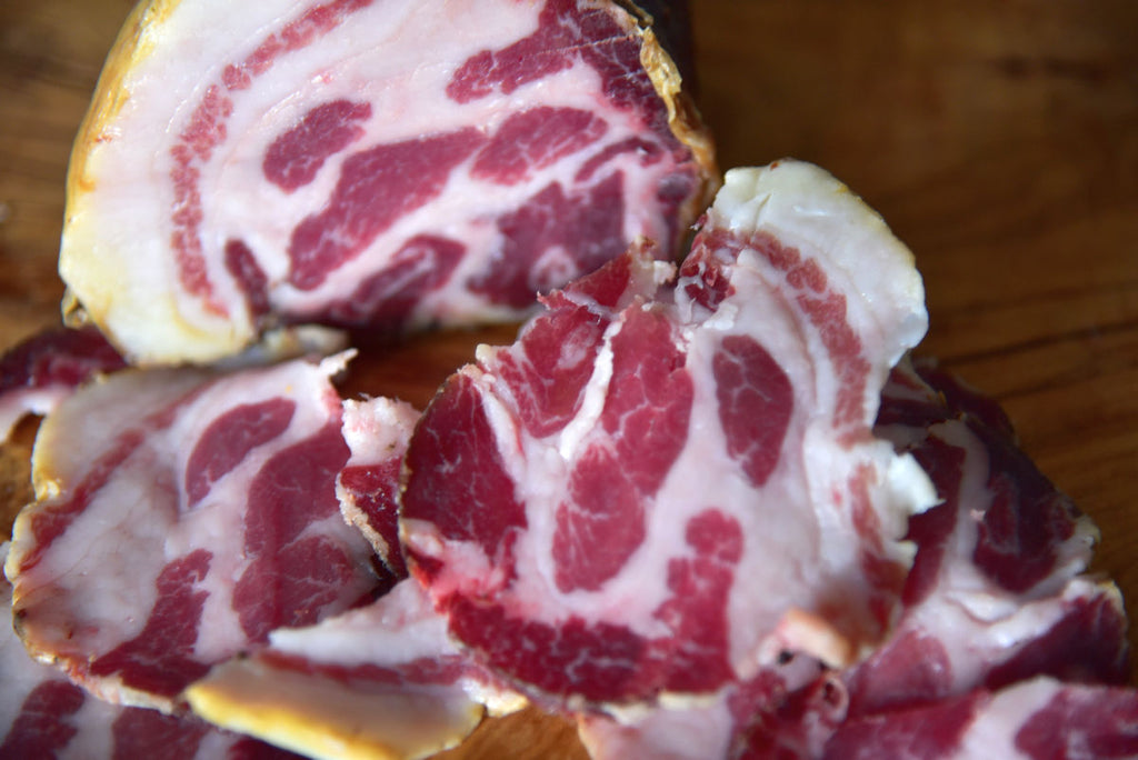Dettaglio delle venature di grasso nobile del capocollo di suino nero lucano Don Francesco – Borgo Calvera