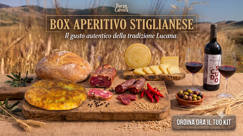 Tagliere contadino con pane a legna, salame affettato e bicchiere di vino rosso all'aperto nella campagna lucana – Borgo Calvera