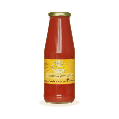 Vaso di Passata di pomodoro artigianale densa e vellutata dell'Azienda Agricola Sapori di Casa in Puglia, selezione Borgo Calvera.