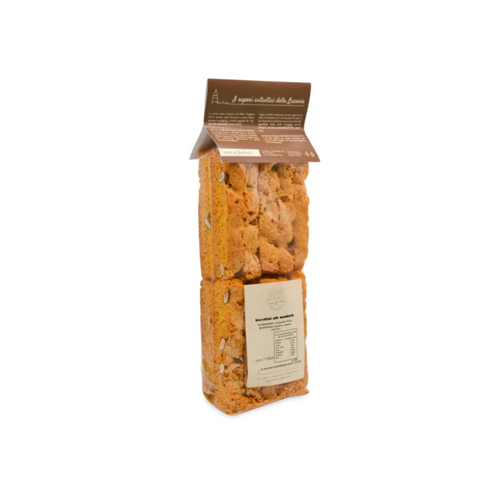 Dettaglio ravvicinato della friabile pasta dorata con mandorle intere dei biscotti tradizionali lucani – Borgo Calvera