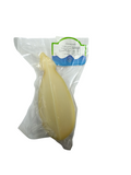 Dettaglio della pasta interna di un caciocavallo di Missanello tagliato a fette su un tagliere rustico – Borgo Calvera