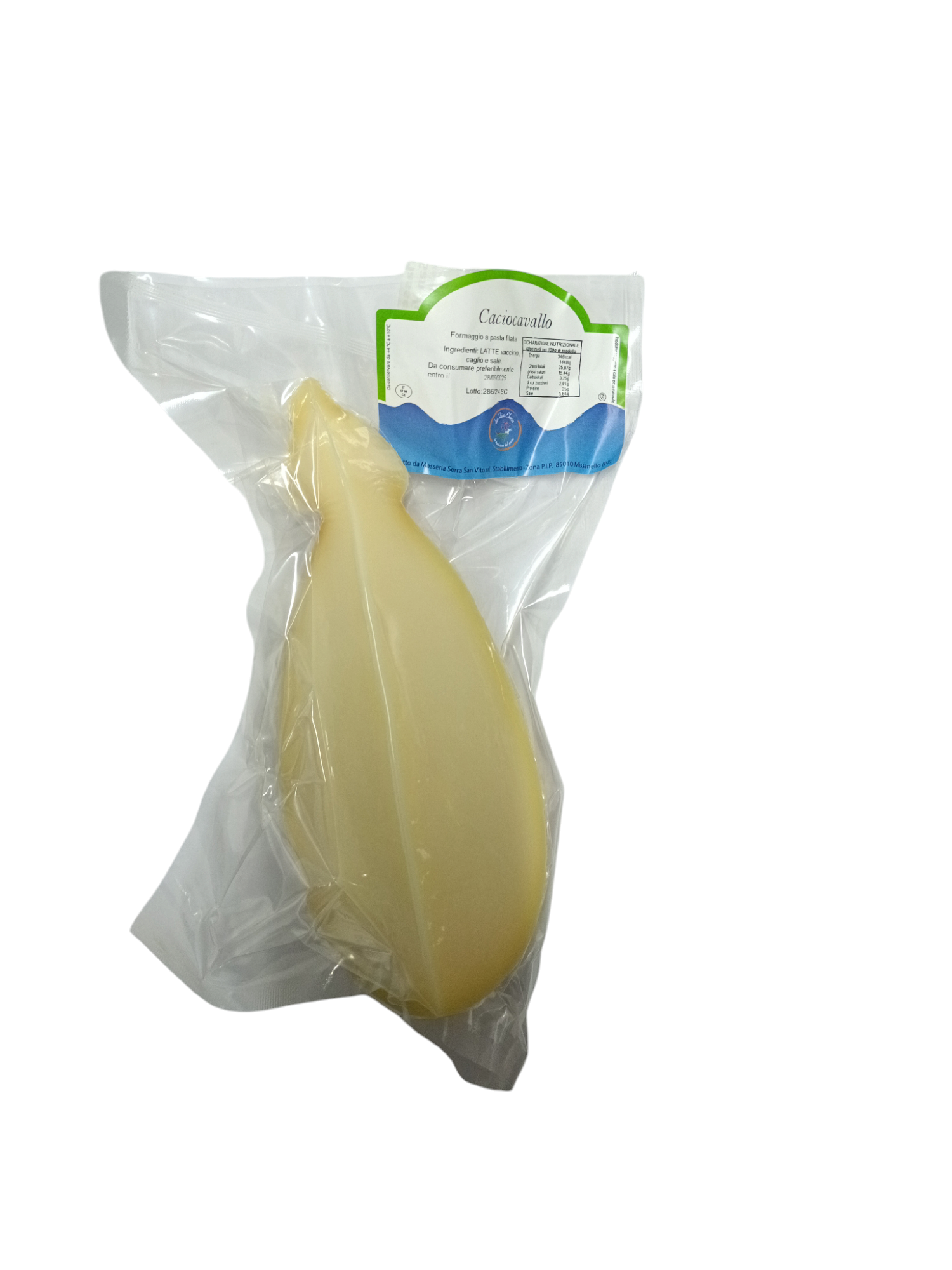 Dettaglio della pasta interna di un caciocavallo di Missanello tagliato a fette su un tagliere rustico – Borgo Calvera