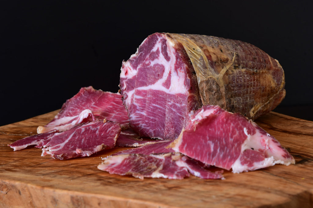 Dettaglio delle fette di capocollo artigianale di suino al pascolo Don Francesco – Borgo Calvera