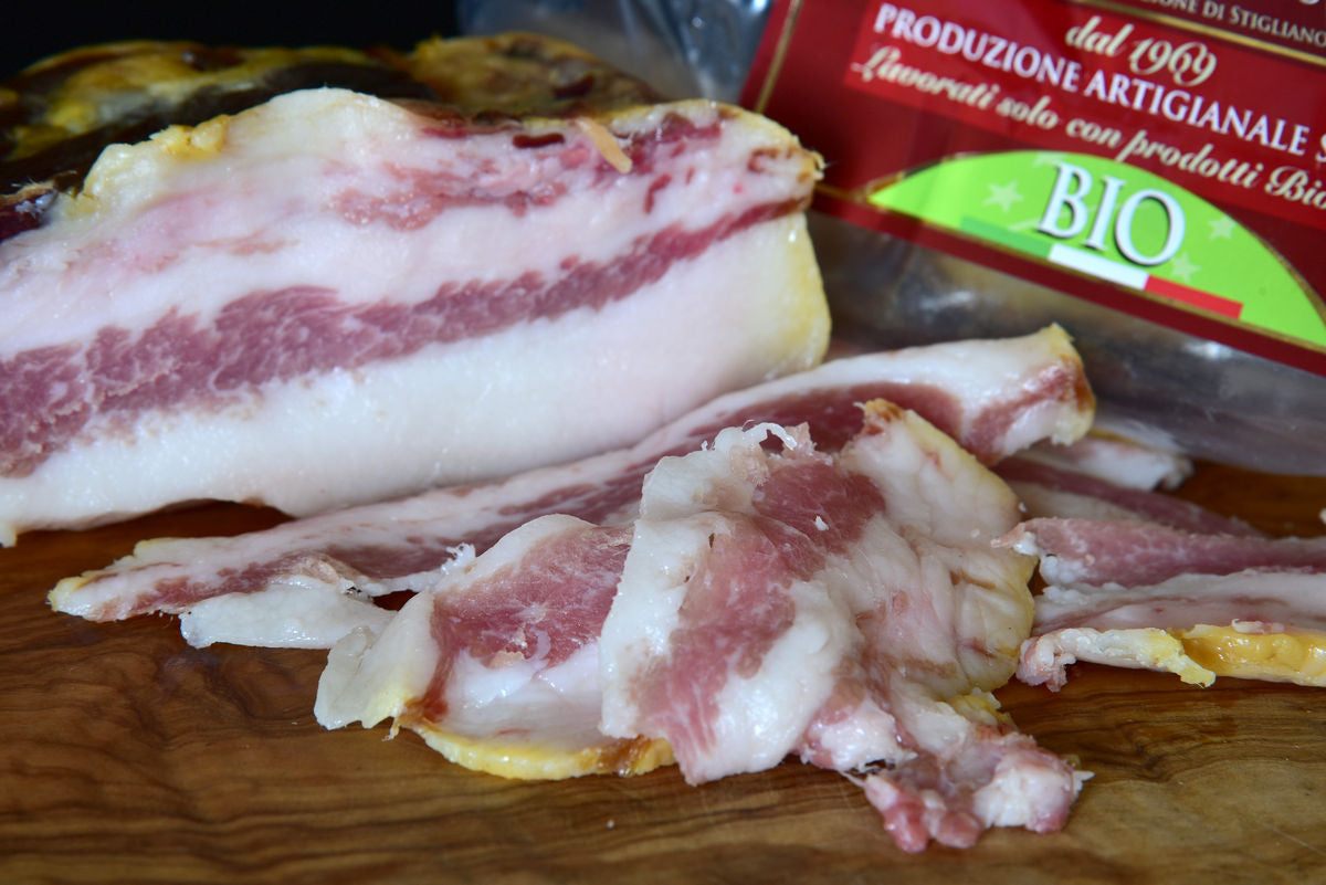 Dettaglio del grasso nobile e del magro di guanciale biologico di suino da pascolo Don Francesco – Borgo Calvera