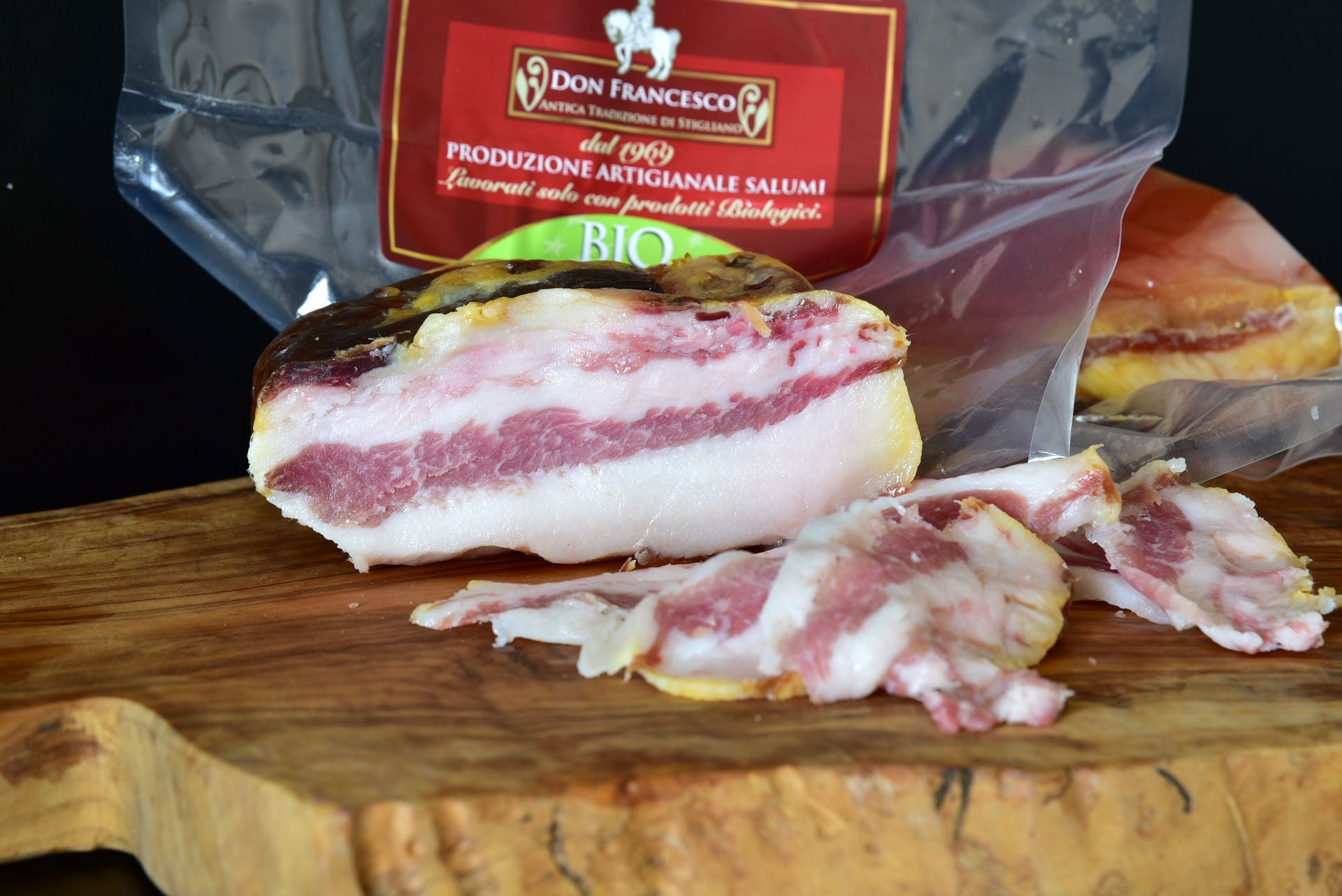 Dettaglio del grasso nobile e del magro di guanciale biologico di suino da pascolo Don Francesco – Borgo Calvera