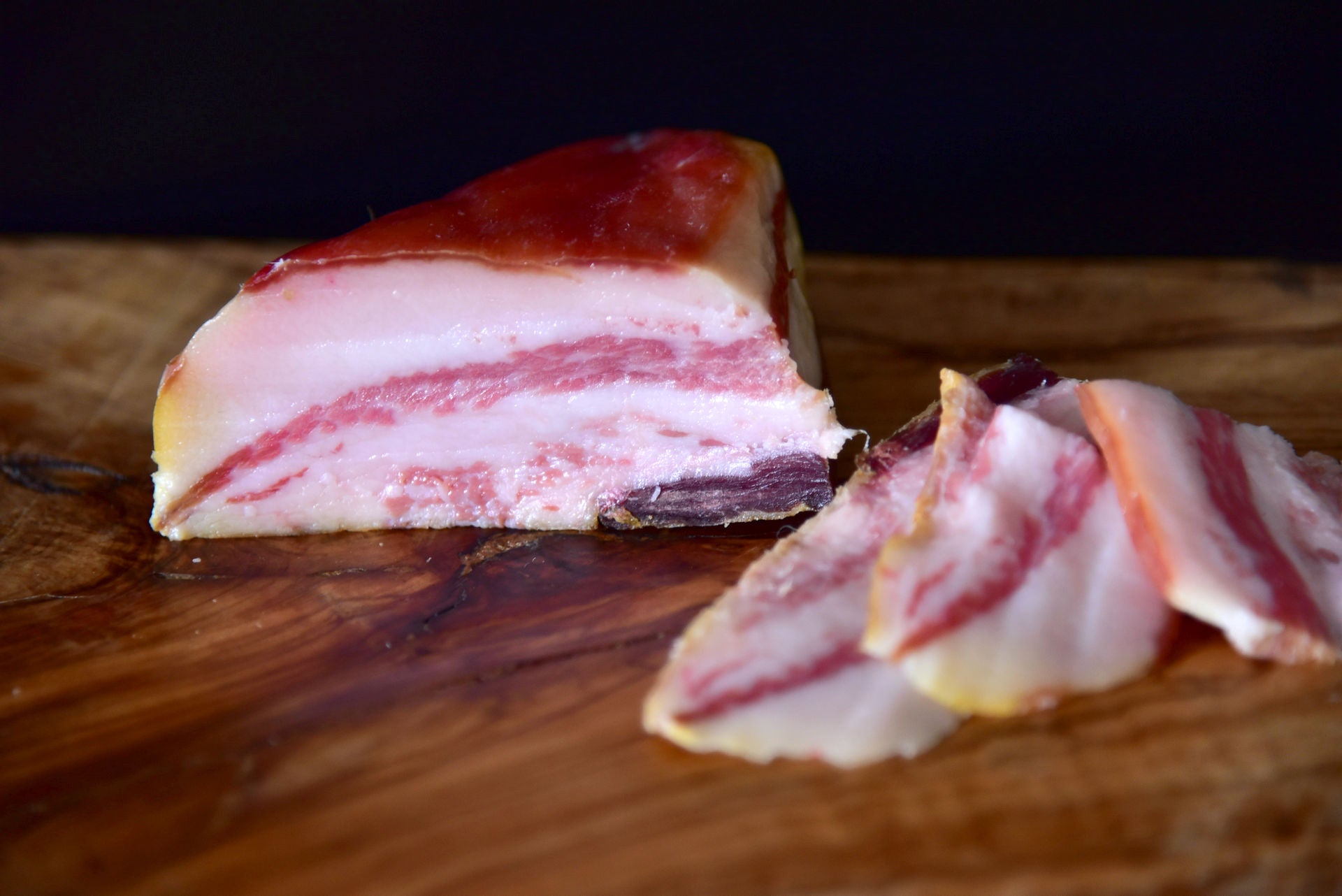 Dettaglio della venatura magra e del grasso pregiato del guanciale di suino da pascolo Don Francesco – Borgo Calvera