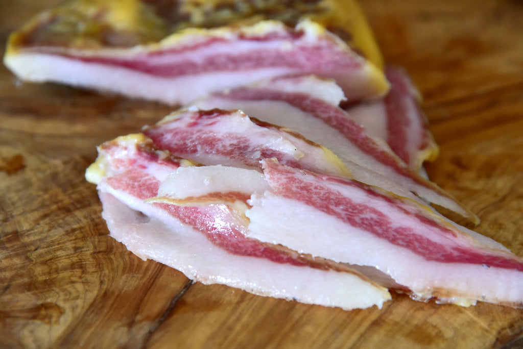 Dettaglio del grasso nobile setoso e del magro di guanciale di suino nero lucano da pascolo Don Francesco – Borgo Calvera