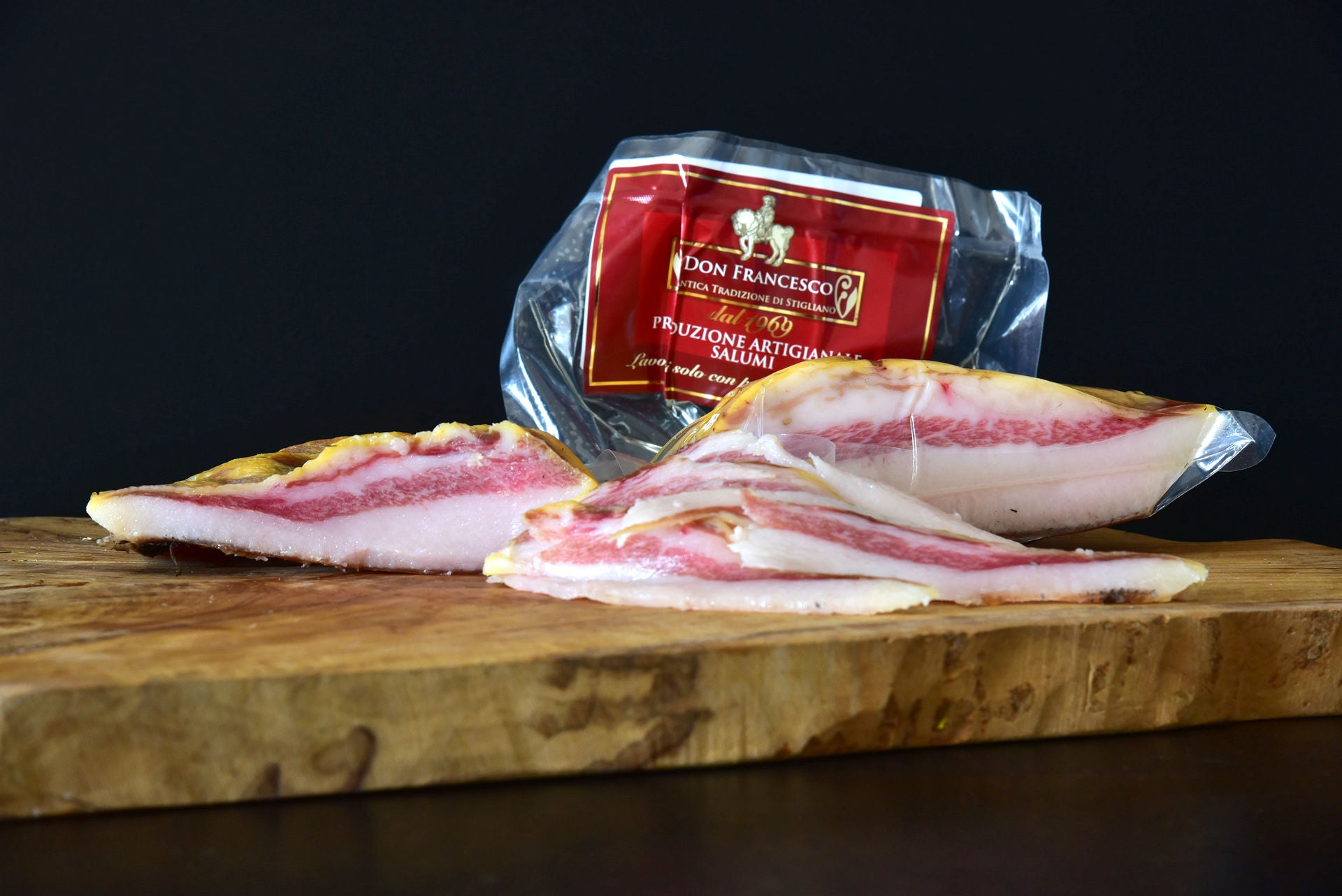 Dettaglio del grasso nobile setoso e del magro di guanciale di suino nero lucano da pascolo Don Francesco – Borgo Calvera