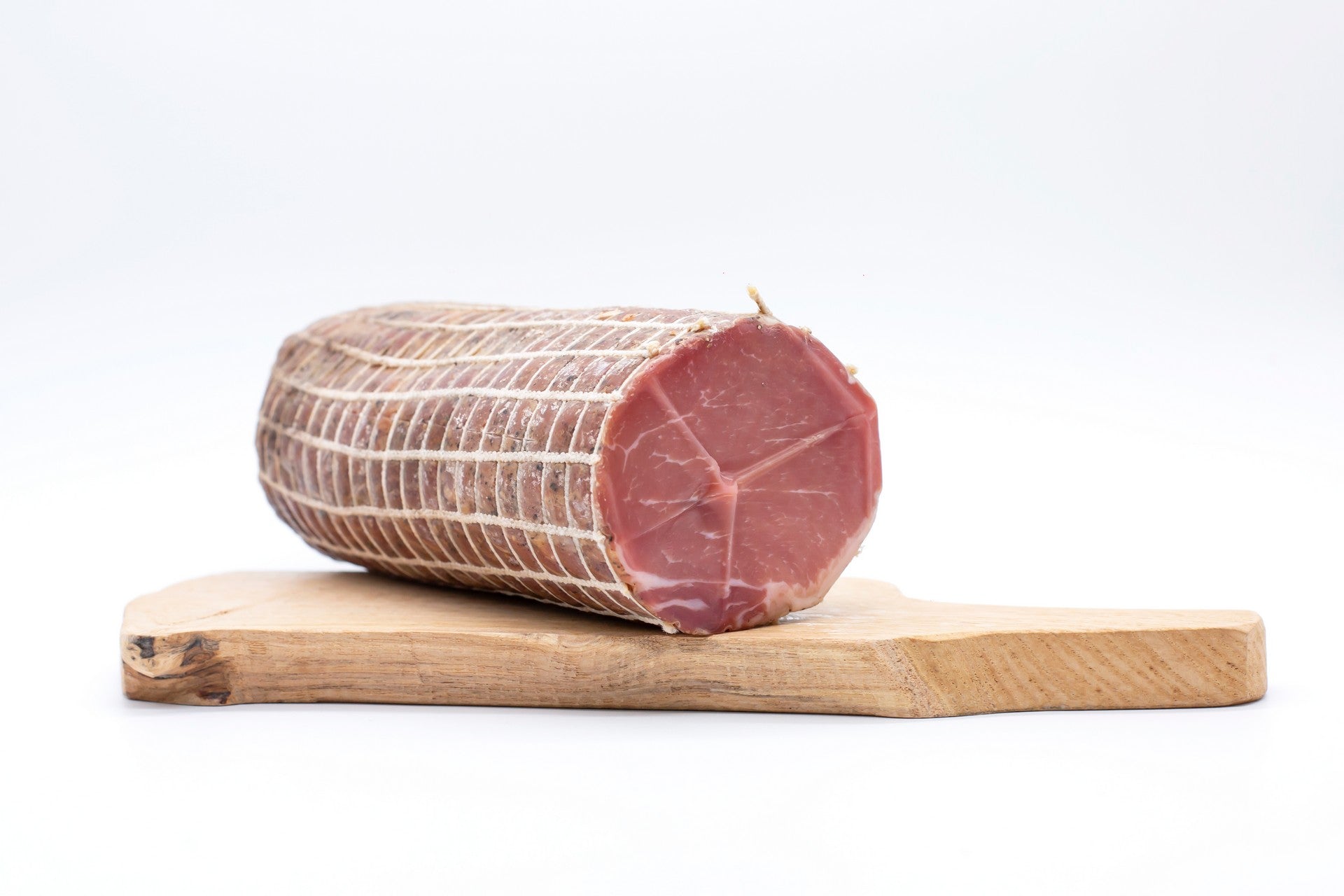Pezzo di Lombino artigianale di Cirigliano (Sapori Mediterranei) da 500g, colore rosa compatto e magro, selezionato da Borgo Calvera.