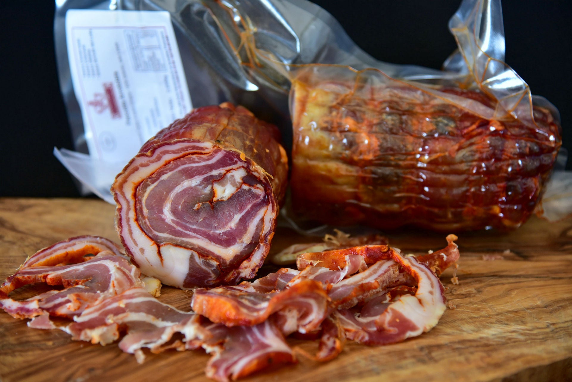 Dettaglio della spirale di magro e grasso nobile della pancetta arrotolata con Peperone di Senise IGP Don Francesco – Borgo Calvera