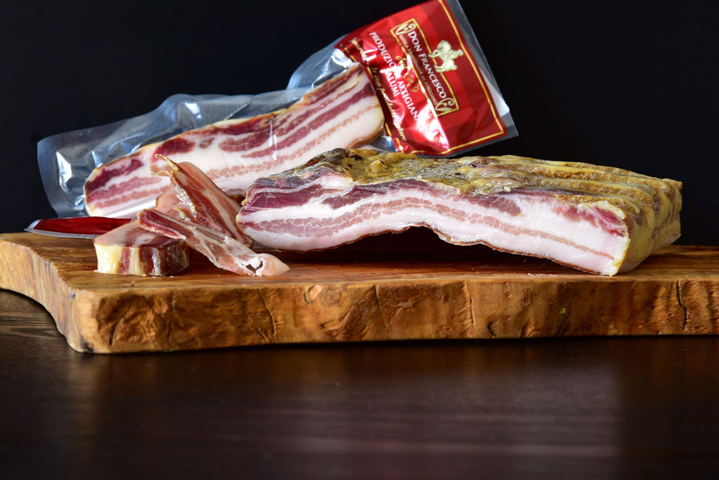Dettaglio degli strati di magro e grasso nobile setoso della pancetta di suino nero lucano Don Francesco – Borgo Calvera
