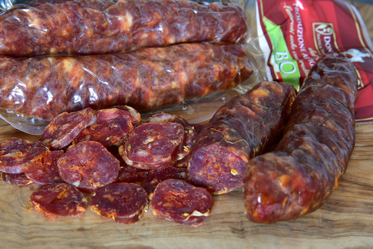 Dettaglio delle fette di salame biologico stagionato artigianale di suino all'aperto Don Francesco – Borgo Calvera