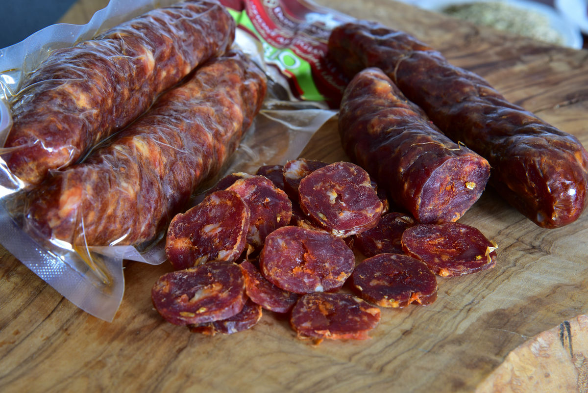 Dettaglio delle fette di salame biologico stagionato artigianale di suino all'aperto Don Francesco – Borgo Calvera