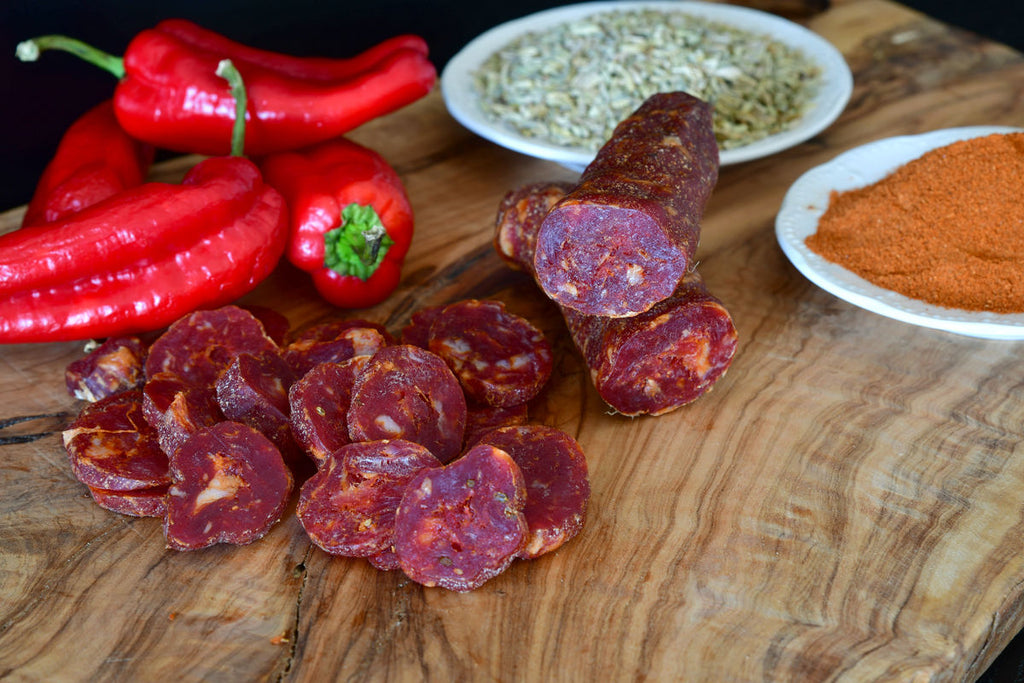 Dettaglio del taglio e dell'impasto del salame artigianale di suino nero lucano al pascolo Don Francesco – Borgo Calvera
