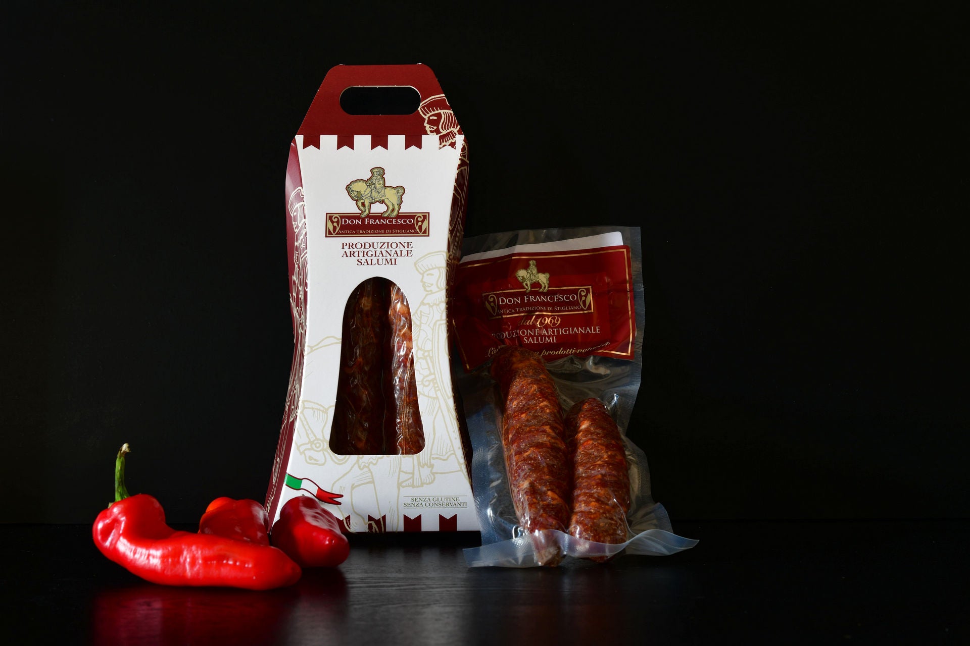 Dettaglio del taglio e dell'impasto del salame artigianale di suino nero lucano al pascolo Don Francesco – Borgo Calvera