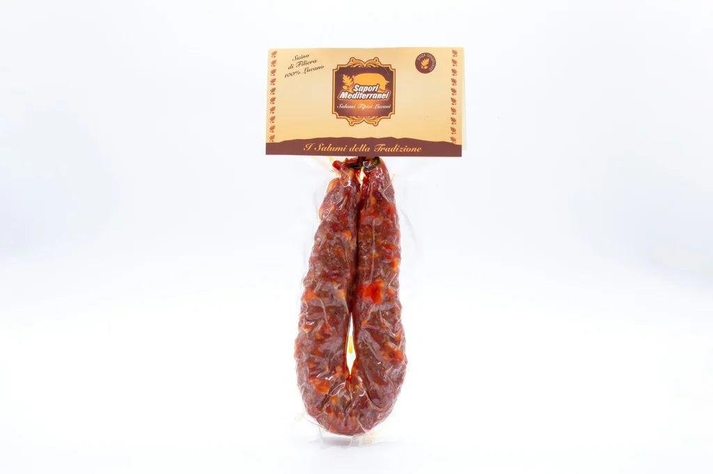 Salsiccia stagionata lucana artigianale a grana grossa di Sapori Mediterranei da 250g su tagliere, disponibile dolce e piccante, selezionata da Borgo Calvera.