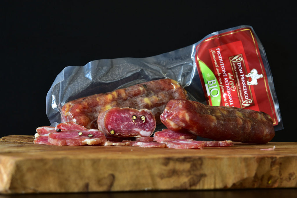Dettaglio del taglio di soppressata biologica di suino lucano al pascolo Don Francesco – Borgo Calvera