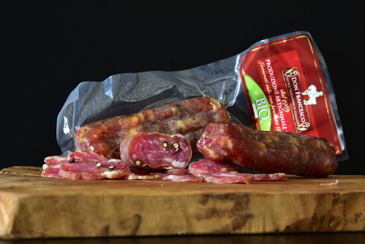 Dettaglio del taglio di soppressata biologica di suino lucano al pascolo Don Francesco – Borgo Calvera