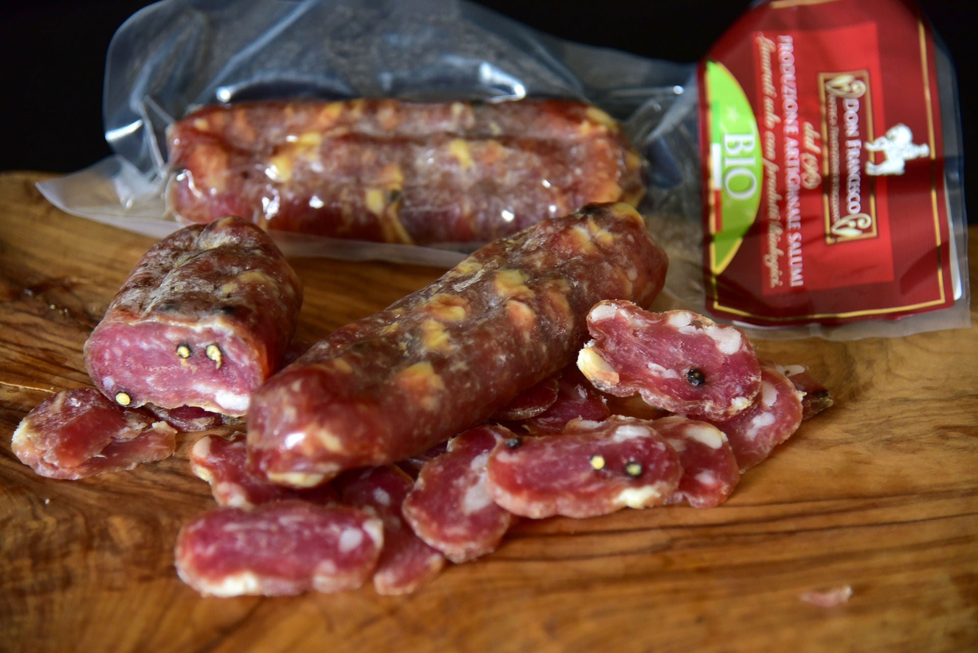 Dettaglio del taglio di soppressata biologica di suino lucano al pascolo Don Francesco – Borgo Calvera