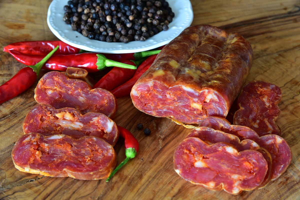 Dettaglio del taglio della Soppressata Rosa artigianale lucana Don Francesco – Borgo Calvera