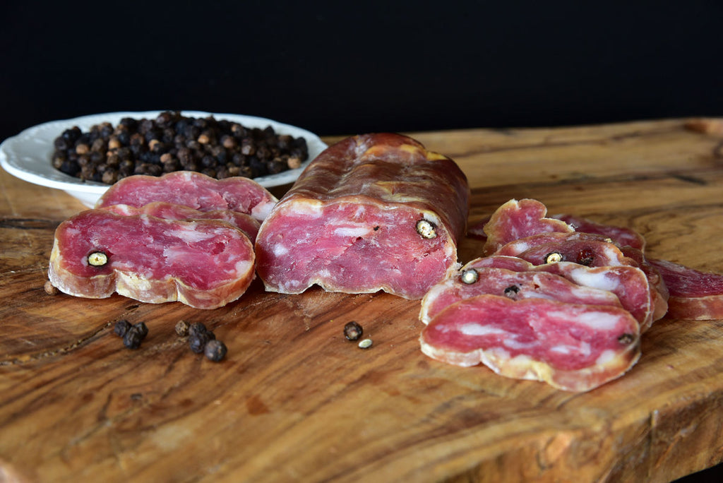 Dettaglio del taglio e del pepe in grani nella soppressata artigianale di suino nero lucano Don Francesco – Borgo Calvera
