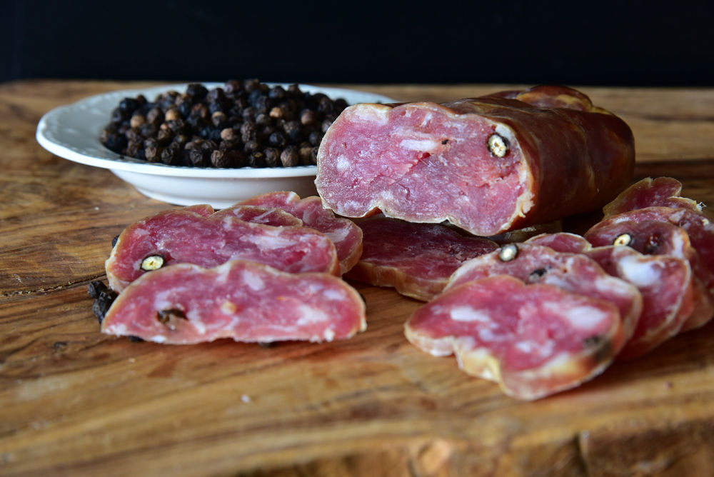 Dettaglio del taglio e del pepe in grani nella soppressata artigianale di suino nero lucano Don Francesco – Borgo Calvera